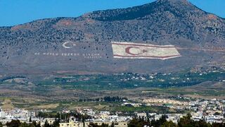 Una enorme bandera turca en la 'línea verde' que cruza Nicosia