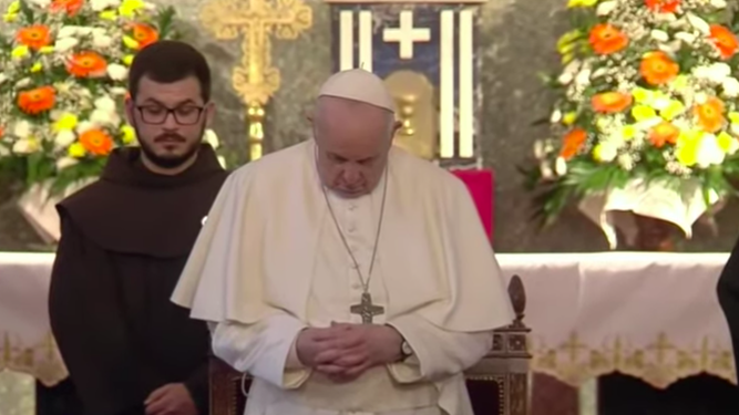 Francisco ora al comienzo de su encuentro con los religiosos chipriotas