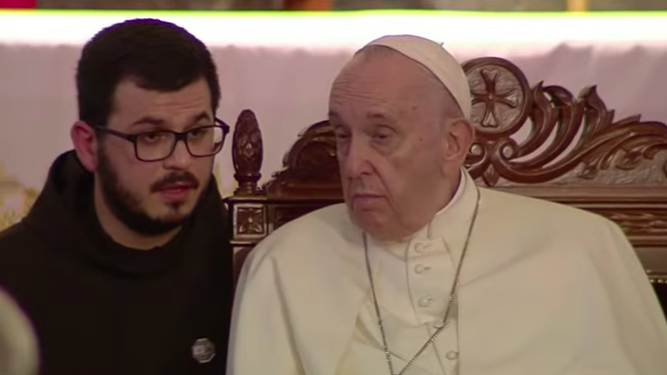 El Papa escucha las intervenciones de las religiosas
