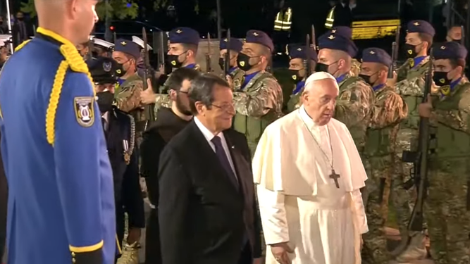 El Papa escucha los himnos nacionales