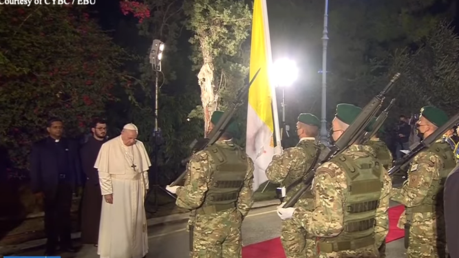 El Papa y el pelotón de honores
