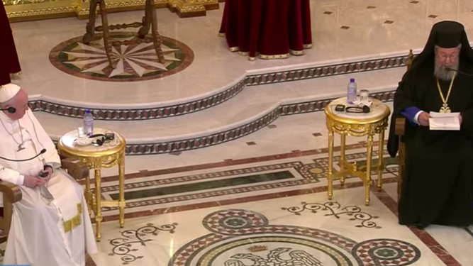 Bergoglio escucha al patriarca ortodoxo