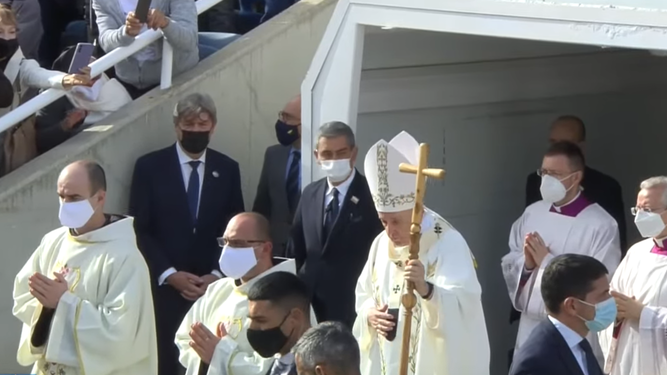 El Papa y el báculo de madera
