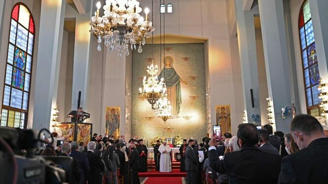 El papa, en la catedral maronita de Nuestra Señora de las Gracias, en Nicosia, Chipre.
