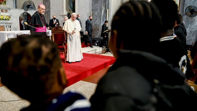 El Papa saluda a unos pequeños, hijos de migrantes, en Nicosia