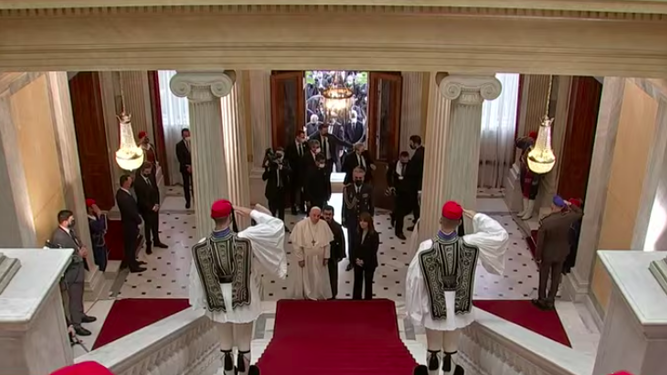 Francisco entra en el Palacio Presidencial de Atenas