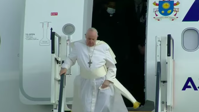 El Papa baja del avión en el aeropuerto de Atenas