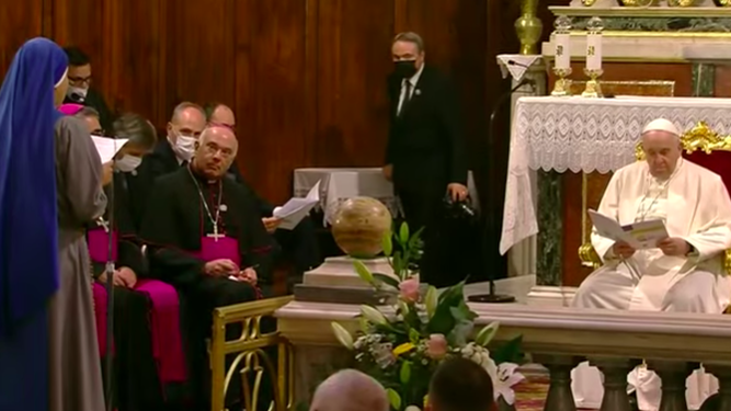 Una religiosa se dirige al Papa Francisco