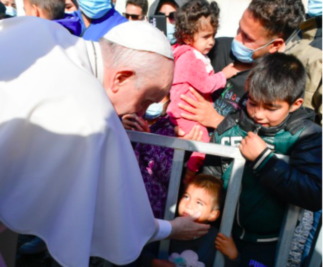 Francisco acaricia a un niño en Lesbos