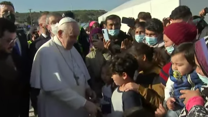 Francisco saluda a varios niños en Mitilene