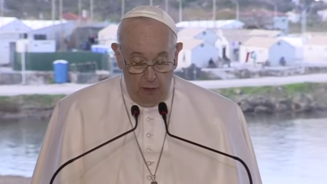 El Papa, durante su discurso en Mitilene