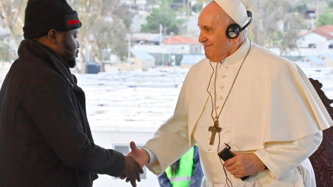 El Papa saluda al representante de los refugiados