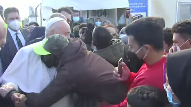 Un refugiado se abraza al Papa