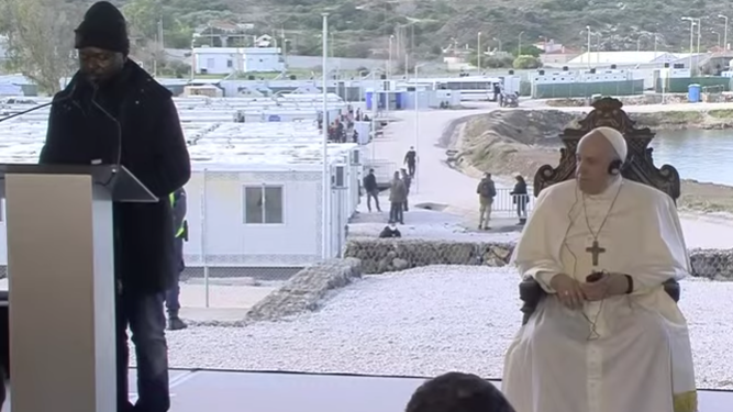 Un refugiado se dirige al Papa en Mitilene