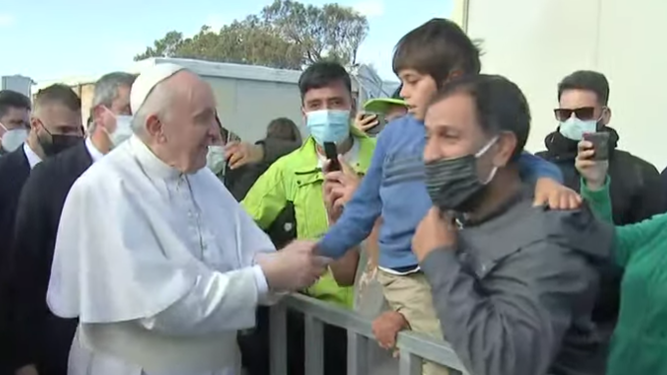 El Papa saluda a un niño y su padre en Mitilene