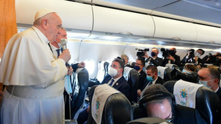 Francisco responde a los periodistas durante el vuelo papal