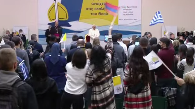 Francisco, durante su encuentro con los jóvenes griegos