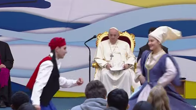 Jóvenes bailan para el Papa Francisco