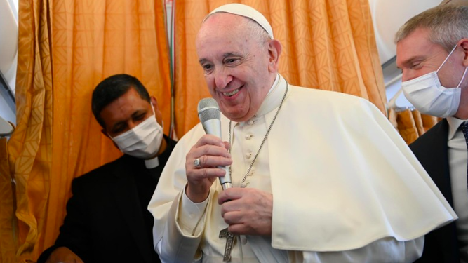 El Papa saluda a los periodistas durante el vuelo