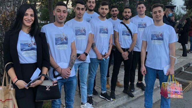 Una camiseta de su 'salvación': el regalo de los jóvenes sirios al Papa