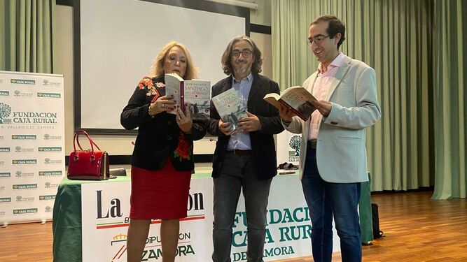 Bastante, flanqueado por Carmen Ferreras y Luis Santamaría