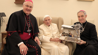 El obispo de Ratisbona junto a Benedicto XVI