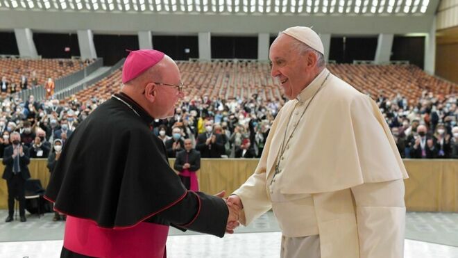 Francisco recibe al Instituto Seráfico de Asís