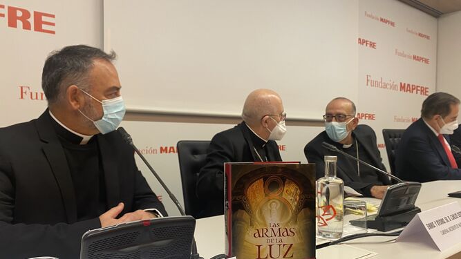 Adalid, Osoro y Omella durante la presentación de Las Armas de la luz