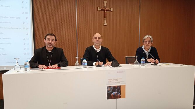 Cobo y Xabi Gómez, op, presentaron la Guía de protección a menores no acompañados