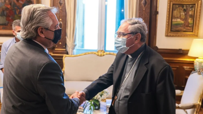 Saludo entre Alberto Fernández y Oscar Ojea
