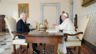 El Papa, con Mattarella