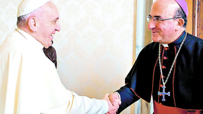 El Papa saluda a monseñor Chomali