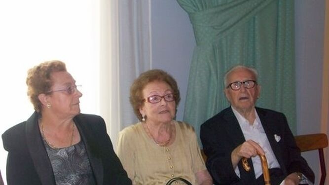 A la izquierda, mi tía con mis padres el día de mi ordenació presbiteral