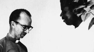 A la izquierda, Gerardo Valencia Cano, vicario apostólico de Buenaventura