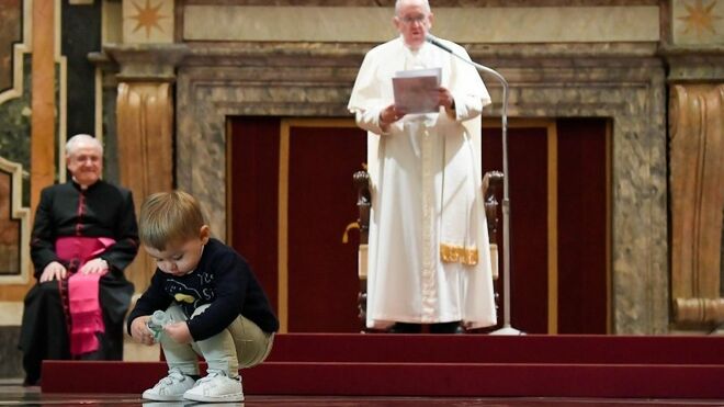 Un pequeño 'escucha' el discurso del papa Francisco