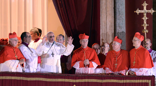 Francisco y cardenal Hummes balcón