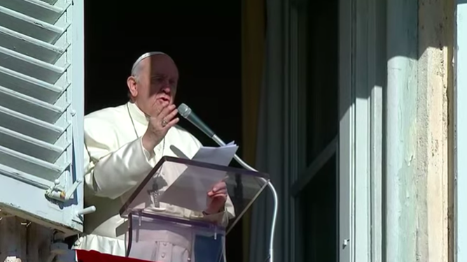 Francisco, durante el Angelus