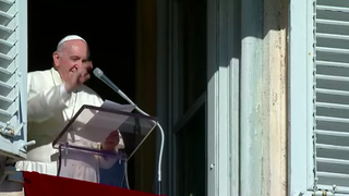 Francisco saluda a los fieles al término del Angelus