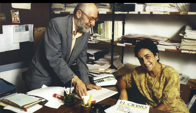 Lorenzo Gomis y Rosario Bofill en la redacción de 'El Ciervo'.