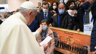 Francisco volvió a encontrarse con la pequeña de Lesbos y su familia