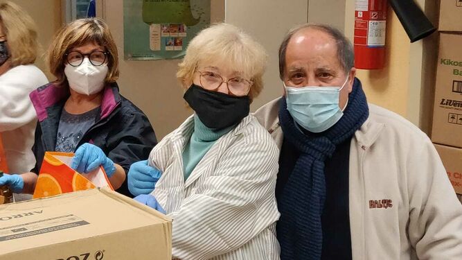 Jaume Sagrera junto a Fina, su esposa, y dos voluntarias más de Càritas.