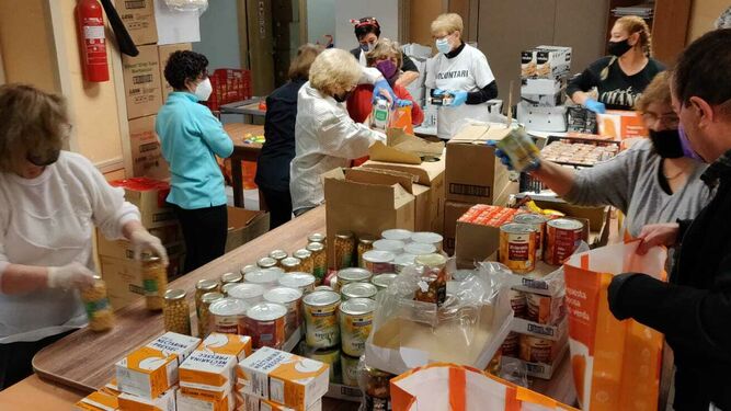 Voluntarios completando los lotes navideños.
