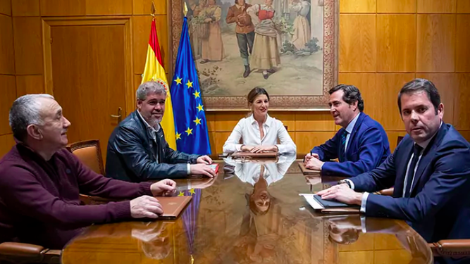 Yolanda Díaz y representantes de sindicatos y CEOE, juntos
