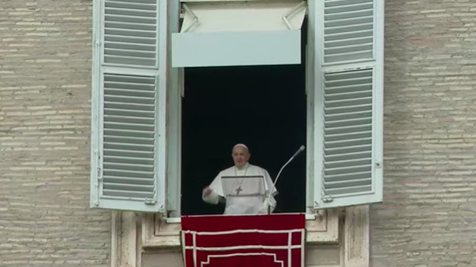 El Papa se asoma al balcón