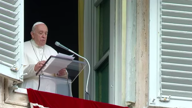 Francisco, durante el rezo del Angelus