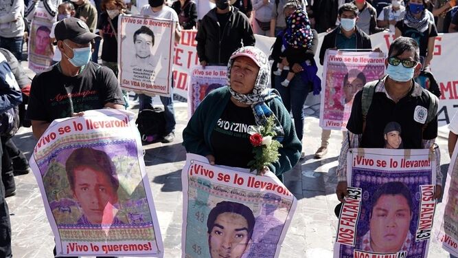 Padres y familiares de los 43 normalistas desaparecidos de Ayotzinapa escuchan la misa a cielo abierto realizada en la Basílica de Guadalupe,el 26 de diciembre de 2021. Foto Pablo Ramos