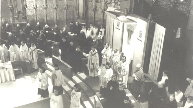 El entonces obispo Jubany presidiendo la primera concelebración en Montserrat, el 11 julio de 1964