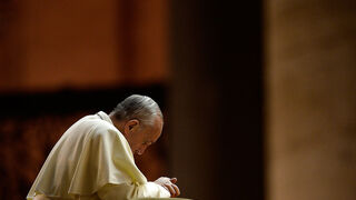 El papa Francisco en oración.