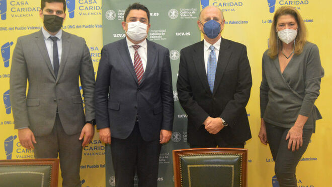 Representantes de Clínicas UCV y Casa Caridad tras firmar el convenio.