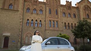 Sor Lucía Caram, frente al convento de Santa Clara.